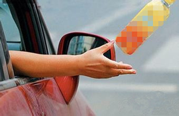 前車扔垃圾，有很大的危險(xiǎn)性_副本.jpg