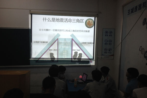 組織學生學習地震自救.jpg
