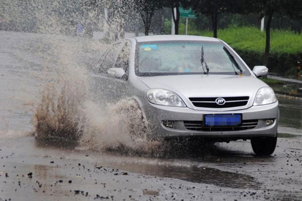 雨后為愛車做個檢查.jpg
