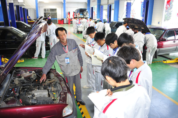 云南萬通汽修學校——教扎實的汽修技術(shù).jpg
