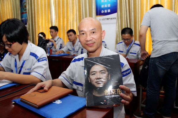 學子展示所獲贈書.jpg