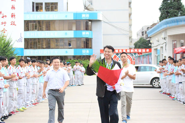 朱軍教授到云南萬通汽修學校進行講學.jpg
