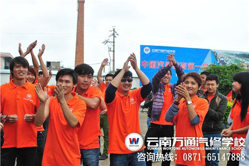 國際班的學生為獲勝的對手鼓掌以示祝賀