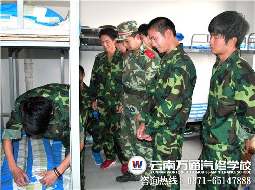 學生自己動手疊方塊被