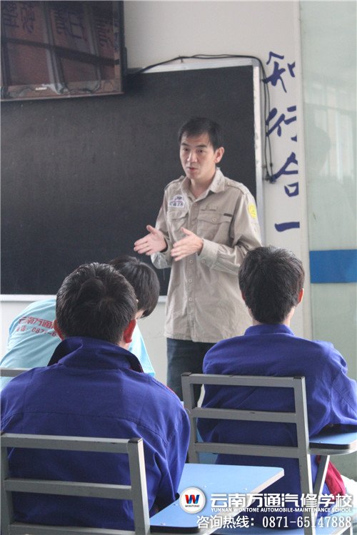 昆明駝峰越野招聘代表在介紹企業情況