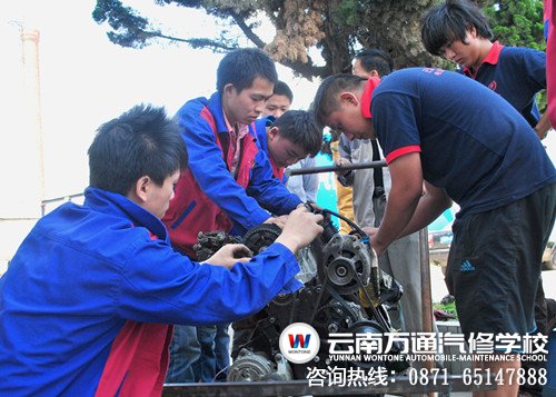 萬通學子分組進行發動機拆裝訓練