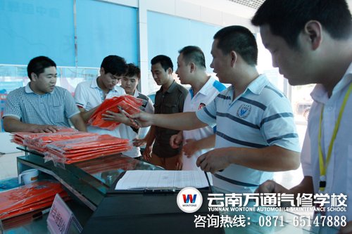 圖二：參賽選手報(bào)道完畢  承辦方為選手分發(fā)參賽服裝