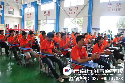開班儀式上，海外僑胞學子聽得十分認真還不是鼓掌