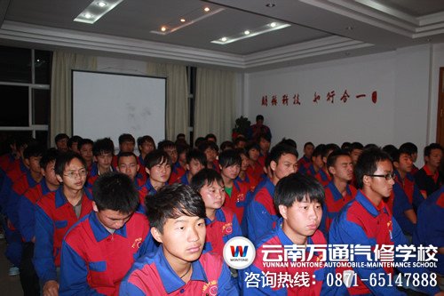 同學們接受學校校紀校規教育