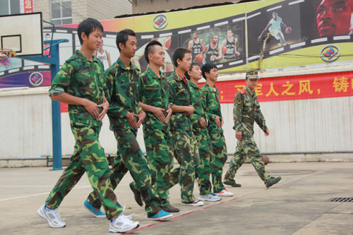 抬頭挺胸，步伐一致
