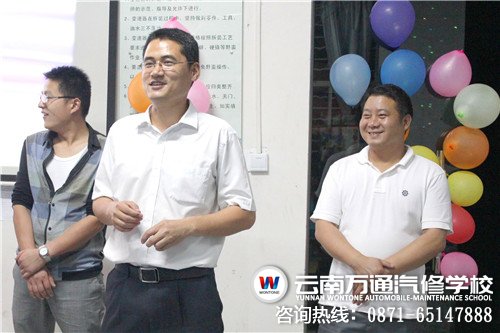 校長一行來到1304班教室