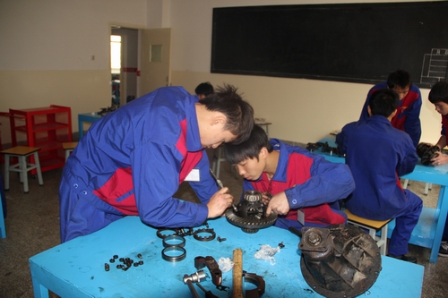 云南萬通學子勤練技能