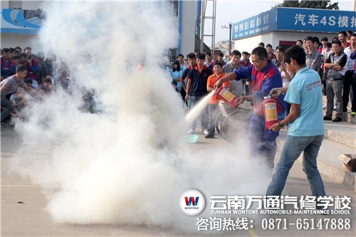 臨危不亂 趕緊用滅火器滅火