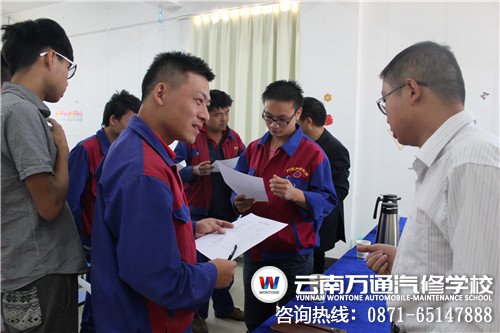 學生與招聘代表交談