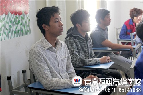 聚精會神聽創就業講座的僑胞同學們