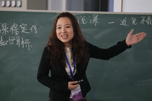 美女教師丁婷婷在賽場授課