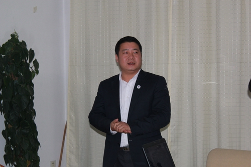 學校市場部黃主任在培訓會上講話