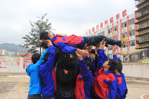 齊心協(xié)力，共同進(jìn)退