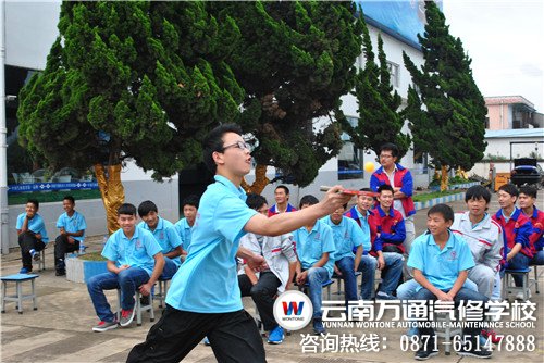 乒乓球接力 小心翼翼往前跑