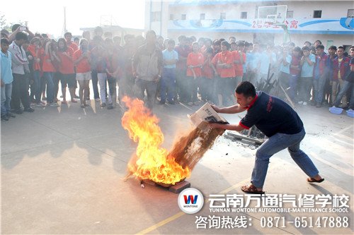 萬通學子用沙土蓋滅油水混合物燃起的大火
