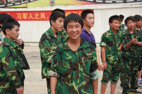 同學(xué)們軍訓(xùn)辛苦但很快樂(lè)