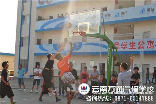 比賽過程中，精彩的投球瞬間