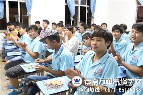 學生們鼓掌歡迎校長的到來