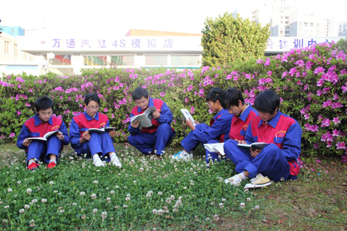 云南萬通汽修學校的學子們正在小花園認真學習