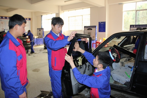 1云南萬通汽修學校汽車美容專業(yè)學生認真實踐
