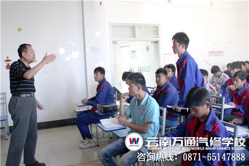 何副總認真解答學生的提問