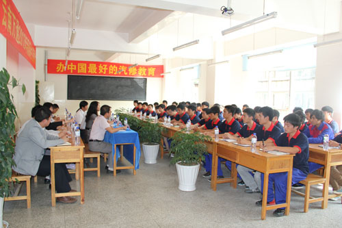 云南萬通汽修學(xué)校新生見面會現(xiàn)場
