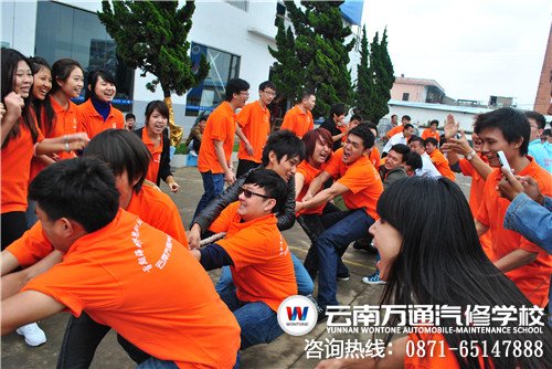 拔河比賽中，國際班學生在全力拼搏