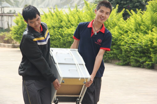 萬通學子搬運行李