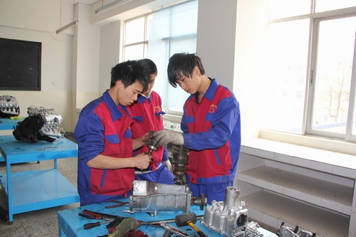 云南萬(wàn)通技能＋學(xué)歷，助力成功