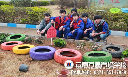 云南萬通汽修學(xué)校學(xué)生參與植樹節(jié)活動