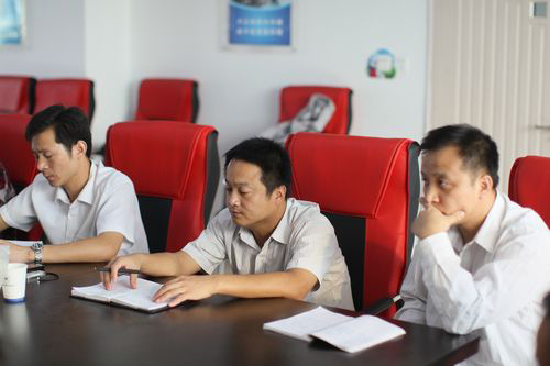 參賽教師認(rèn)真學(xué)習(xí)別人經(jīng)驗(yàn)
