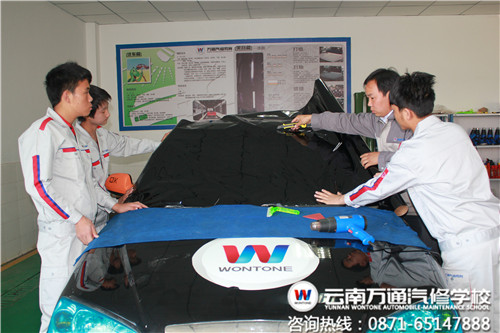 “雙師型”教師帶領萬通學子為汽車“換新衣”