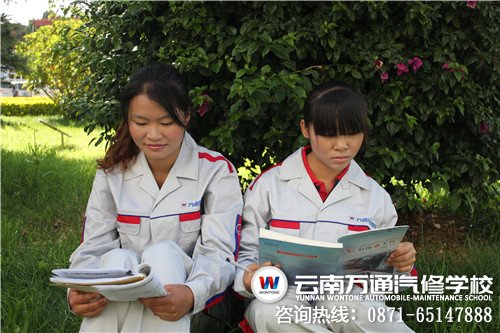 認真學習汽修理論知識的萬通學子