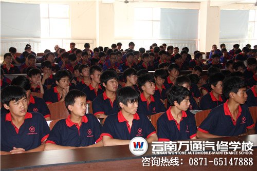 正在認(rèn)真聽法制講座的萬通學(xué)子