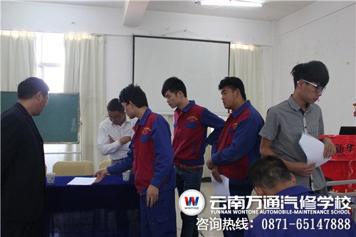 學生將求職表交給碧海招聘代表
