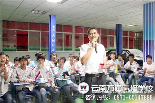 校長與學生們一起歡度中秋