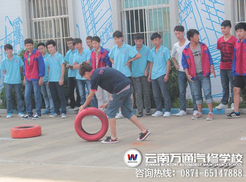 參賽選手正準(zhǔn)備繞過障礙物