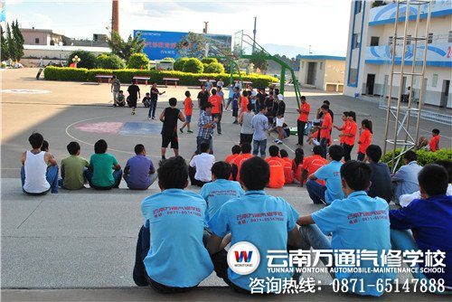 比賽還沒開始，操場邊已經有不少觀眾在等待了