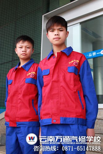 有夢少年張啟國（右）到云南萬通汽修學校求學