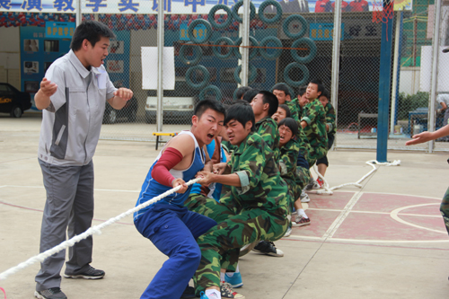 云南萬(wàn)通軍訓(xùn)拔河比賽激烈