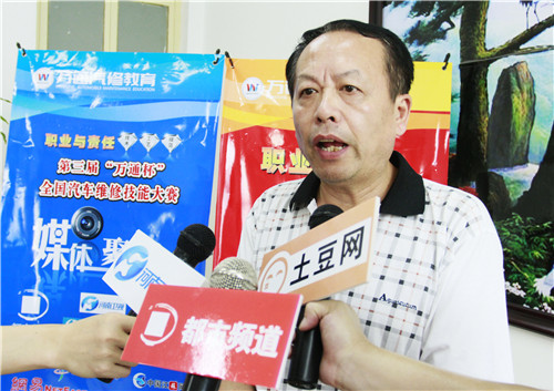 新華教育集團萬通汽修事業部何揚副總經理在接受采訪