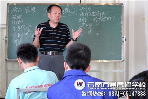 創就業知識講座主講何揚副總經理