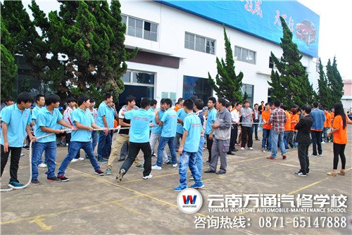 比賽前，萬通在校學生與國際班學生在做準備