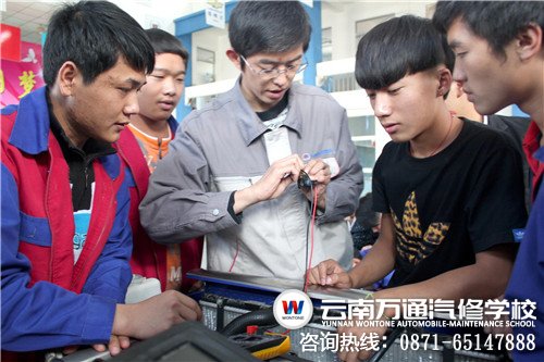段老師在教同學們連接萬用表_副本