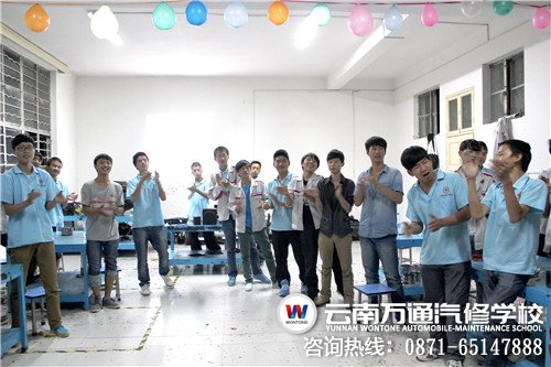 中秋節上快樂的新生們